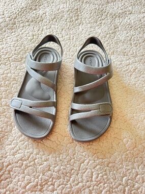 grey, aetrex, casual sandals